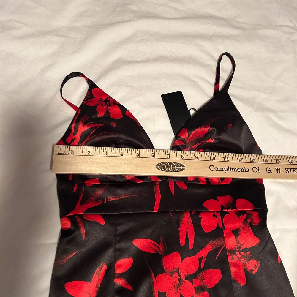 Guess NWT Los Angeles Black Red Floral Print V-Neck Bodycon Mini Dress - Picture 2 of 12